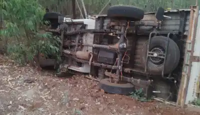 A pickup truck carrying iron rods overturned on the road