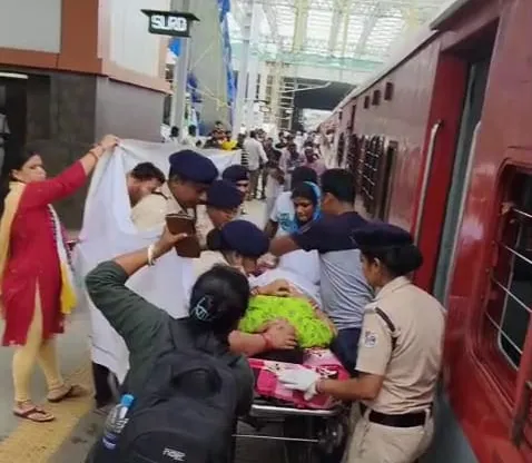 Woman gives birth on moving train