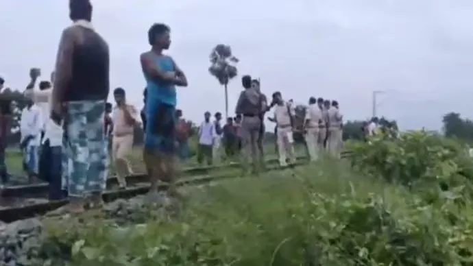 Bande Bharat train runs over people