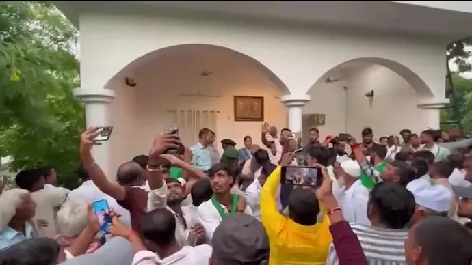 RJD workers storm Lalu's residence
