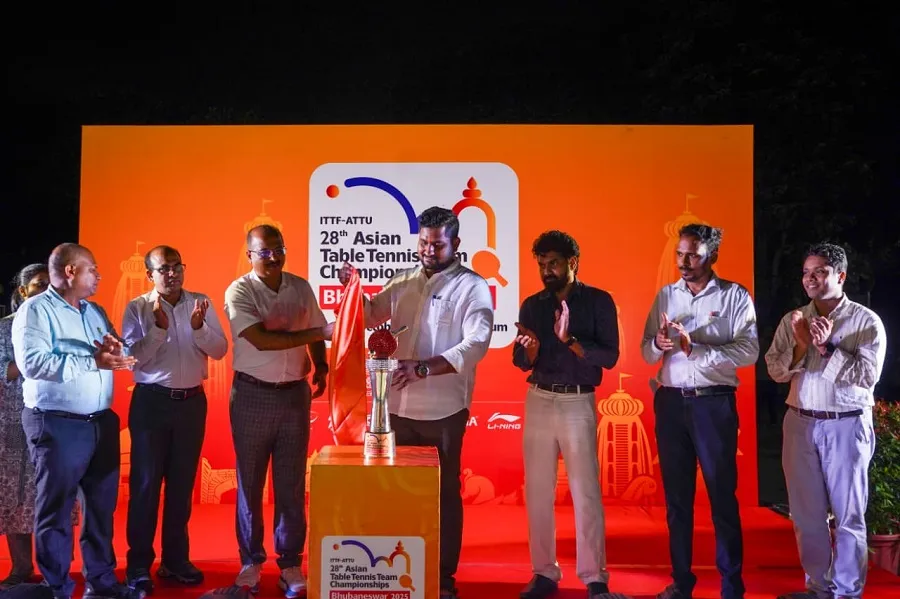  unveils trophy