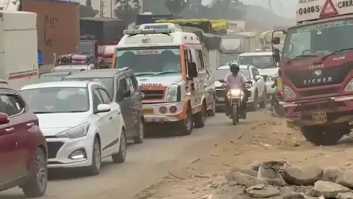 Massive traffic jam on Mumbai-Ahmedabad National Highway