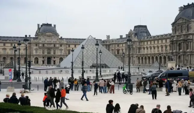  Louvre In Paris 