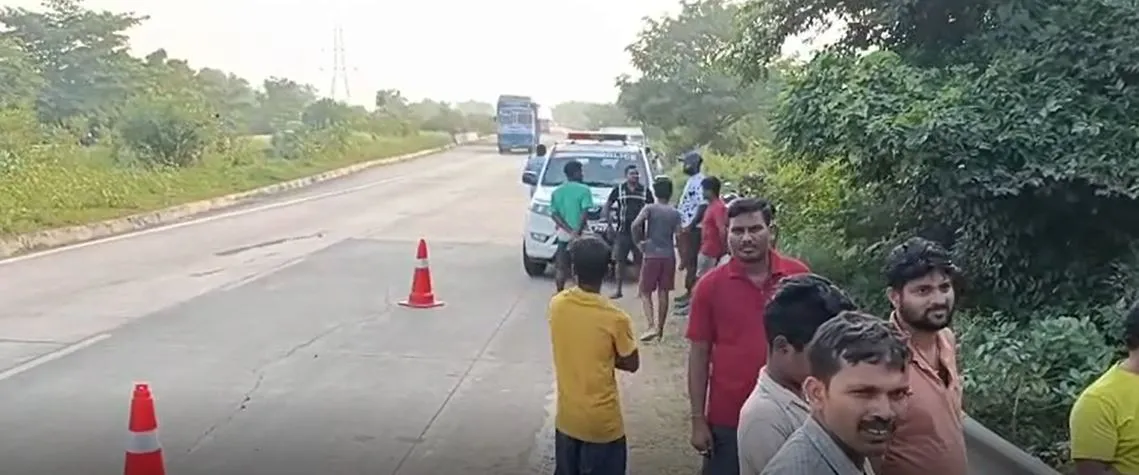 Tanker falls into Nayan Jodi's house