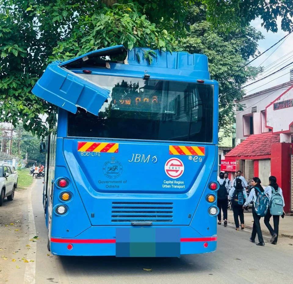ama-bus-roof-broke-in-cuttack-cda
