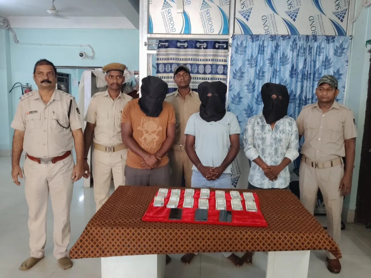 fake-notes-more-than-4-lakh-3-mobile-phones-seized-3-arrested