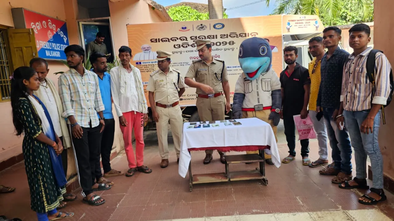 Police return 11 lost mobile 