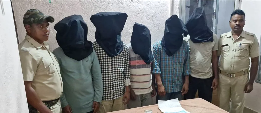 5 lootera arrested