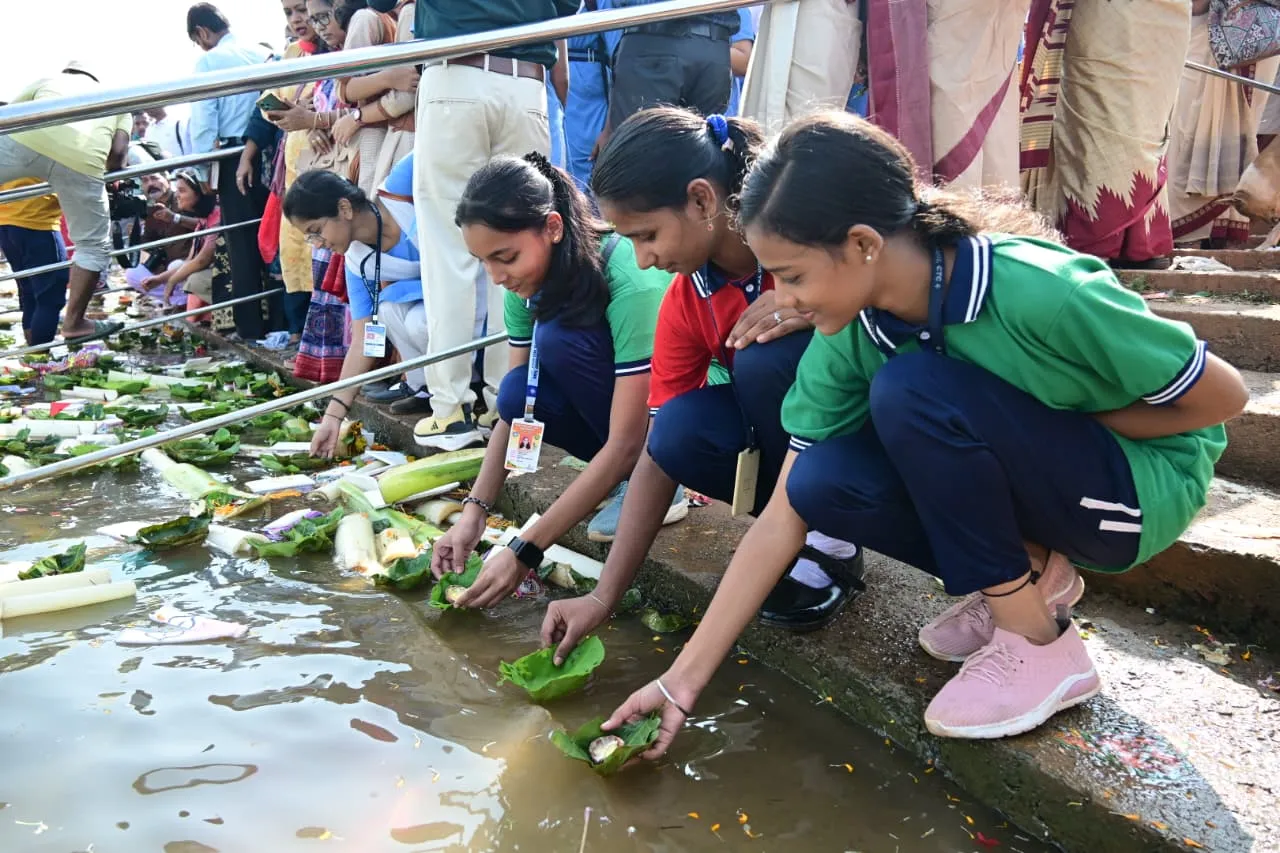 20-thousand-salapatra-boat-floats-in-cuttack