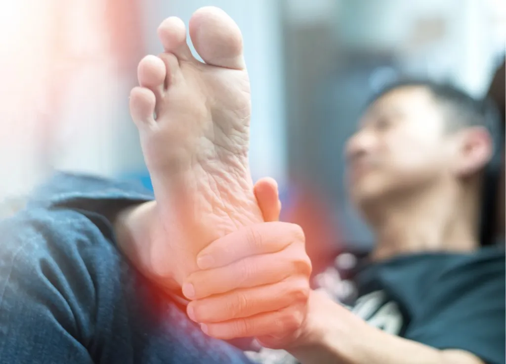 Foot pain after 40 is caused by vitamin B12 deficiency