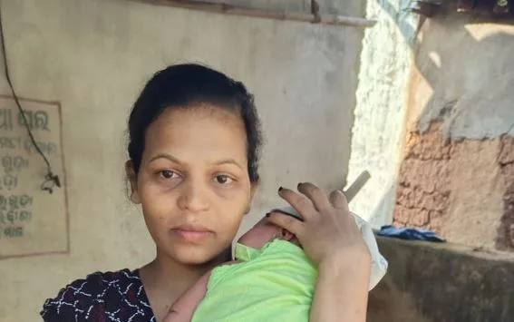 A lump of flesh is growing on the child's waist 