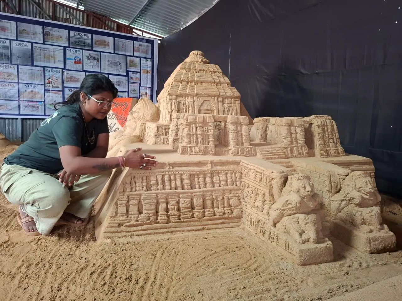 Sarita builds a sun temple in sand
