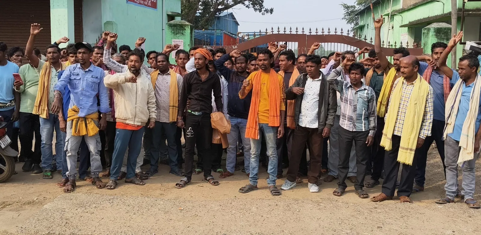 Mandi workers strike demanding wage hike