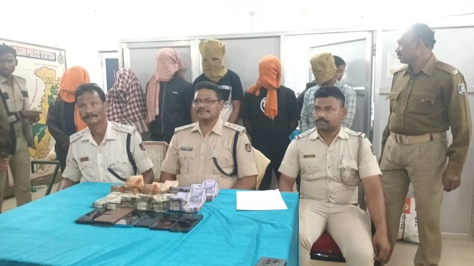 6  arrested in loot  of gold biscuit trade