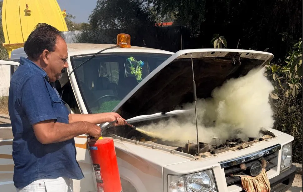A police vehicle caught fire during duty, causing panic at the scene. All police personnel were rescued safely,