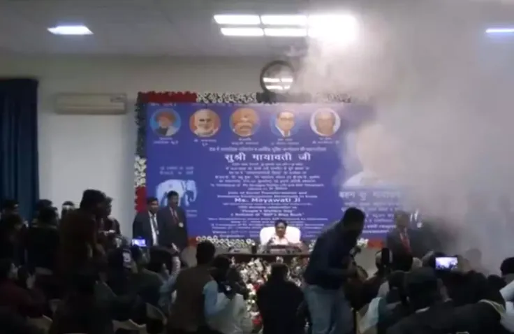 Chaos at Mayawati press conference after short circuit at BSP event