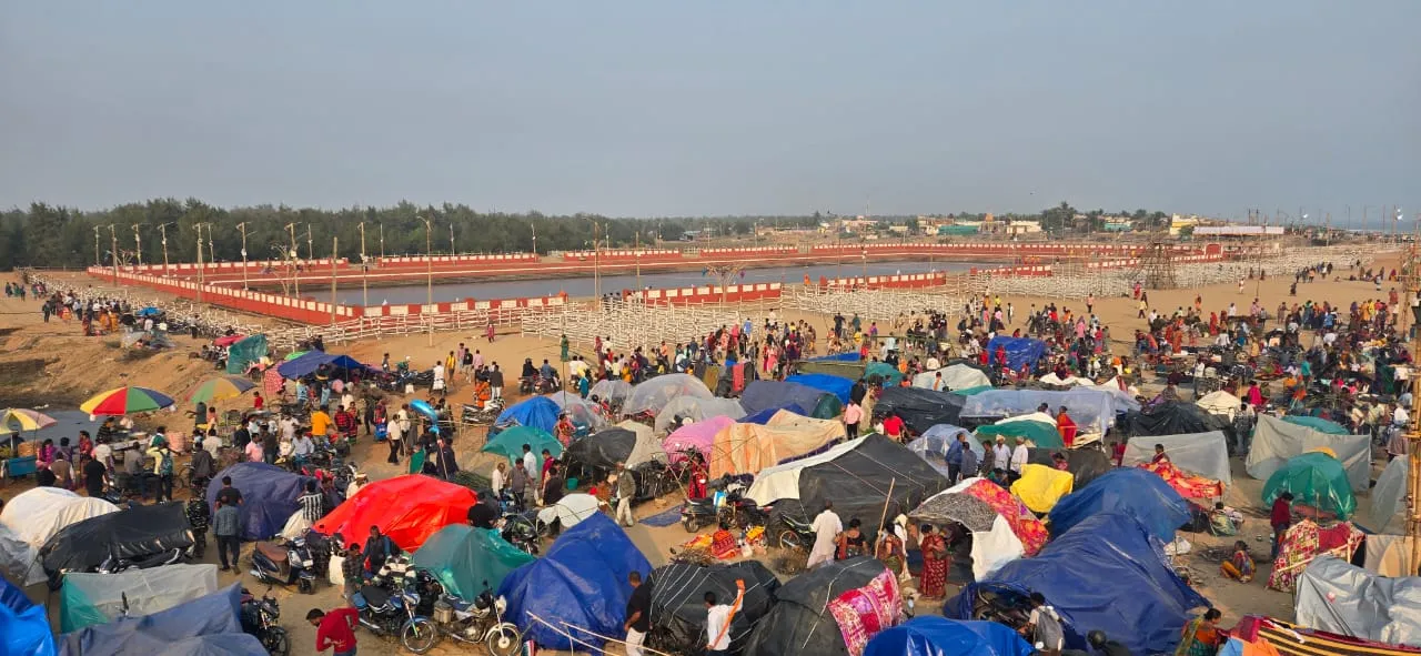 Crowd of devotees at Chandrabhaga