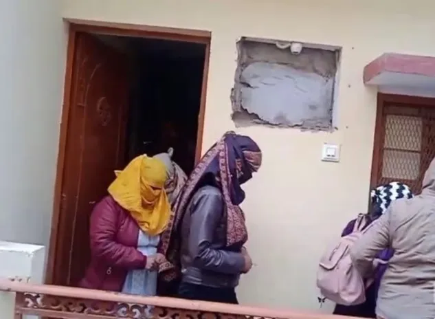 UP IAS Officer Sex Racket Bust | 4 Girls, 5 Men Caught
