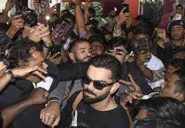 Virat Kohli Mobbed by Fans at Vadodara Airport, Video Goes Viral