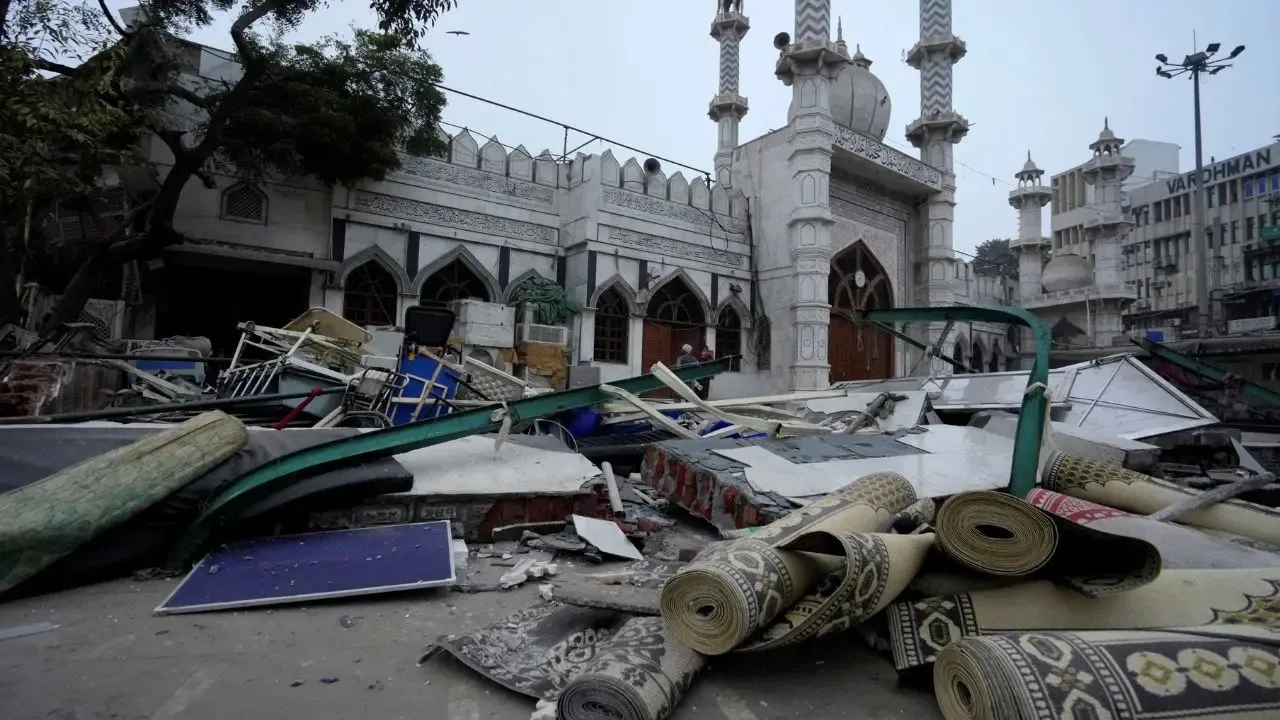 Delhi Turmoil: Protest Turns Violent, Stones Fly at Police!