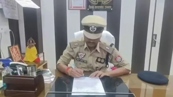 An Unnao jail superintendent was allegedly duped of ₹23 lakh in a fraud case