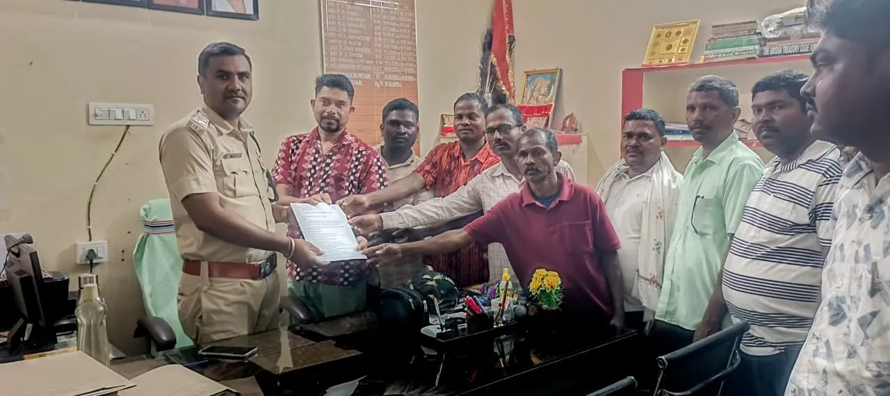 Kendupari Employees Association protest in front of the range office