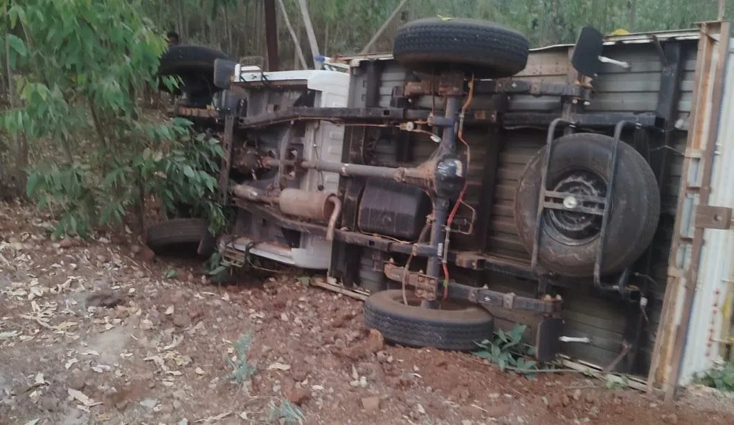 A pickup truck carrying iron rods overturned on the road