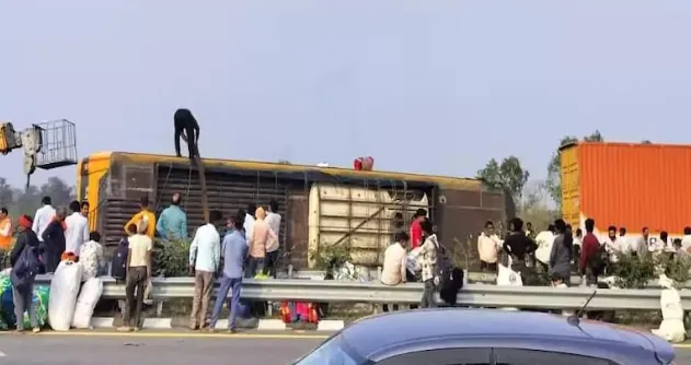 Purvanchal Expressway Accident: Sleeper Bus Overturns, 7 Killed