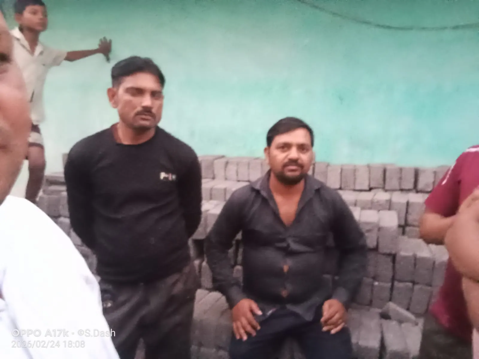 Two Suspects Handed Over to Police by Locals on Suspicion of Theft