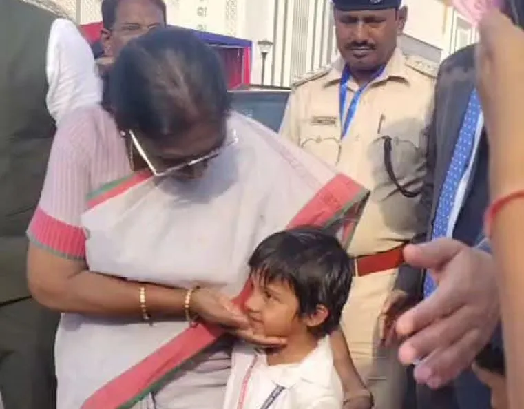 President Interacts With Kuni Girl’s Daughter From Nilgiri