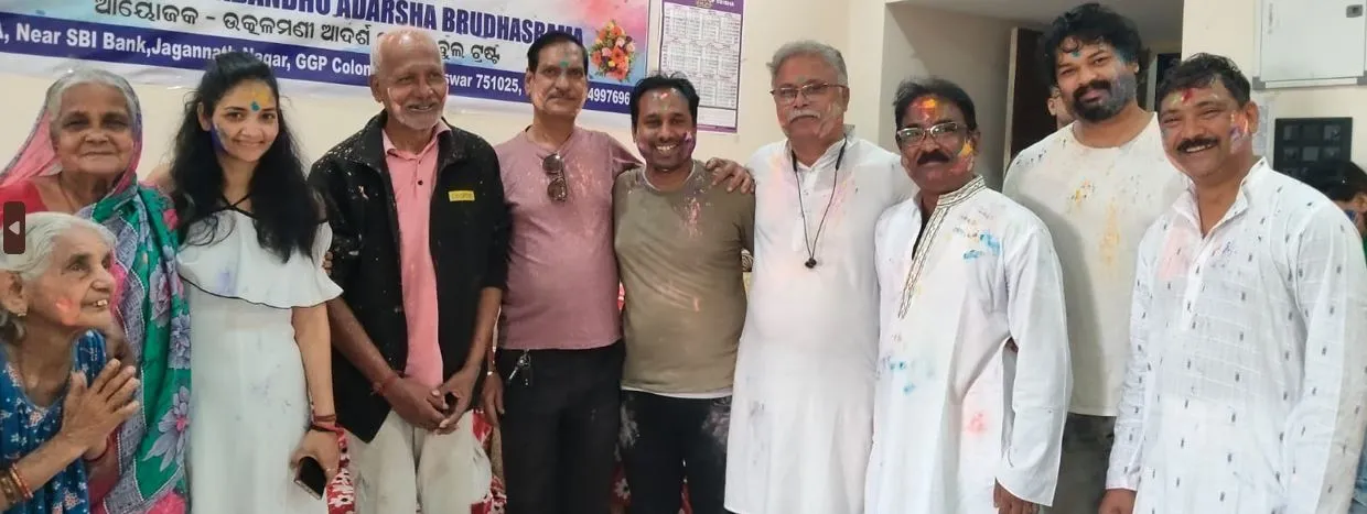 The team of ‘Chaarikaandh’ celebrated Holi at an old age home