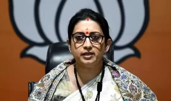 Smriti Irani hits back at Akhilesh Yadav's remark over Women's Reservation Act