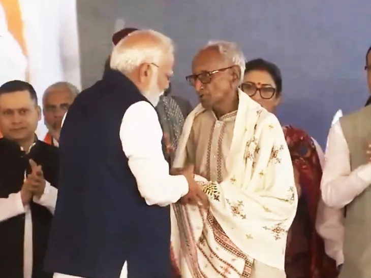 PM Modi touches feet