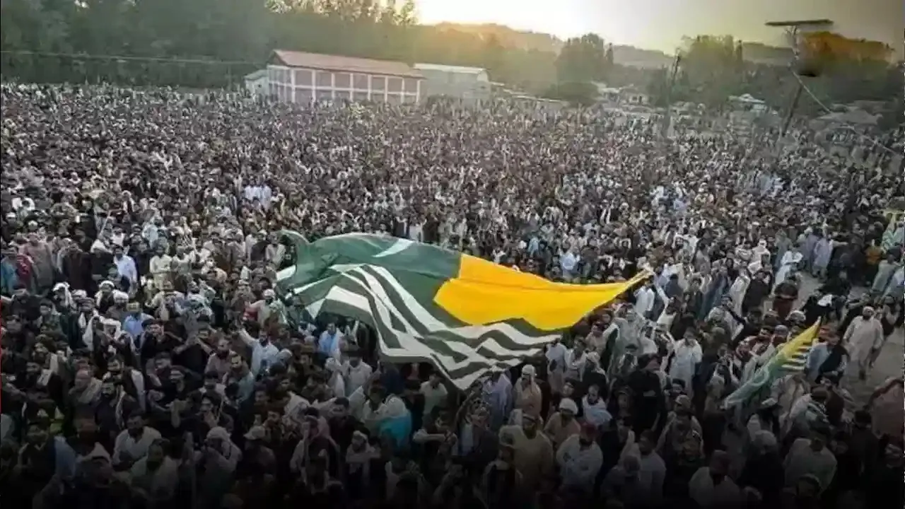Pok protest: ପାକିସ୍ତାନ ଠାରୁ ସ୍ବାଧିନତା ଚାହୁଁଛି ପିଓକେ, ରାଜ ରାସ୍ତାରେ ଆନ୍ଦୋଳନକାରୀଙ୍କ ତୀବ୍ର ପ୍ରତିବାଦ, ଶାହବାଜ ଓ ଅସୀମ ମୁନିରଙ୍କୁ କହିଲେ ଆତଙ୍କବାଦୀ…