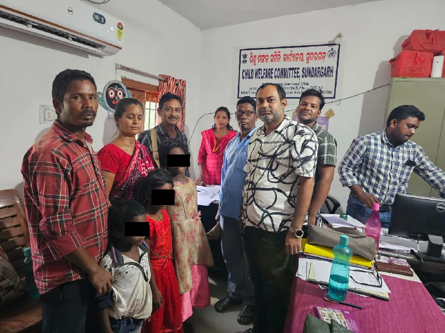 ଉତ୍କଟ ଦାରିଦ୍ର୍ୟ ଆଗରେ ହାରିଗଲା ପିତୃ ପ୍ରେମ, ଦାନା ମୁଠେ ଦେଇ ନପାରି ୩ ପିଲାଙ୍କୁ ସରକାରଙ୍କ ହାତକୁ ଟେକିଦେଲେ ଅସହାୟ ବାପା