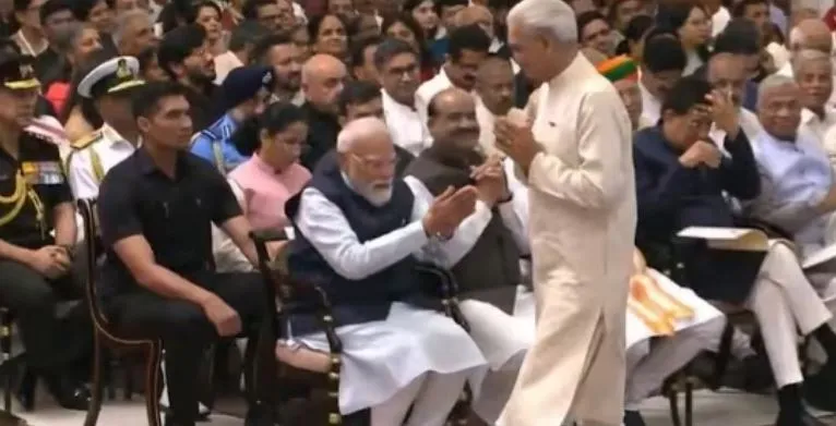 Anil Rastogi: ପଦ୍ମଶ୍ରୀ ନେବା ବେଳେ ମୋଦିଙ୍କୁ ଇଗ୍‌ନୋର କଲେ...ଭାଇରାଲ ଭିଡ଼ିଓର ଜବାବ ଦେଲେ ଅଭିନେତା ଅନିଲ ରସ୍ତୋଗୀ