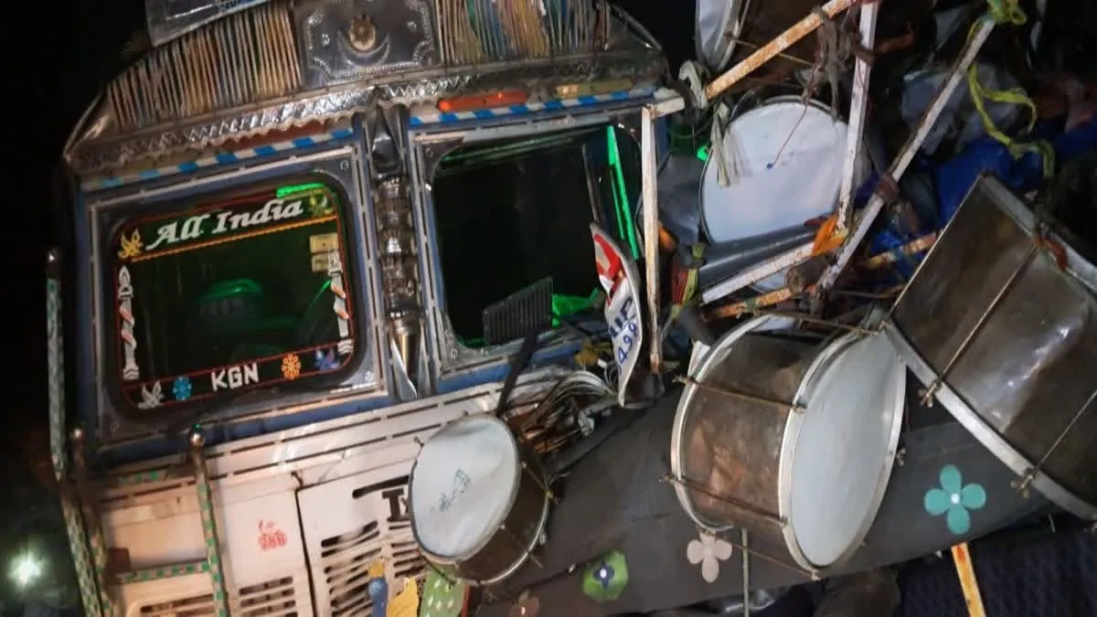 Jharkhand Road Accident: ରାମଗଡ଼ରେ ଭୟଙ୍କର ସଡ଼କ ଦୁର୍ଘଟଣା; ଯାତ୍ରୀବାହୀ ଗାଡ଼ିକୁ ପିଟିଲା ଟ୍ରକ୍, ୭ ମୃତ