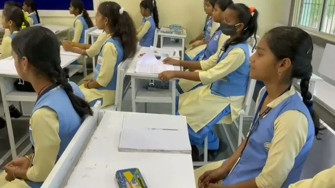 OAV Students : ନୂଆ ଶିକ୍ଷାବର୍ଷର ୩ମାସ ହୋଇଗଲା, ଓଡ଼ିଶା ଆଦର୍ଶ ବିଦ୍ୟାଳୟ ପିଲାଙ୍କୁ ଏଯାଏଁ ମିଳିଲାନି ବହି