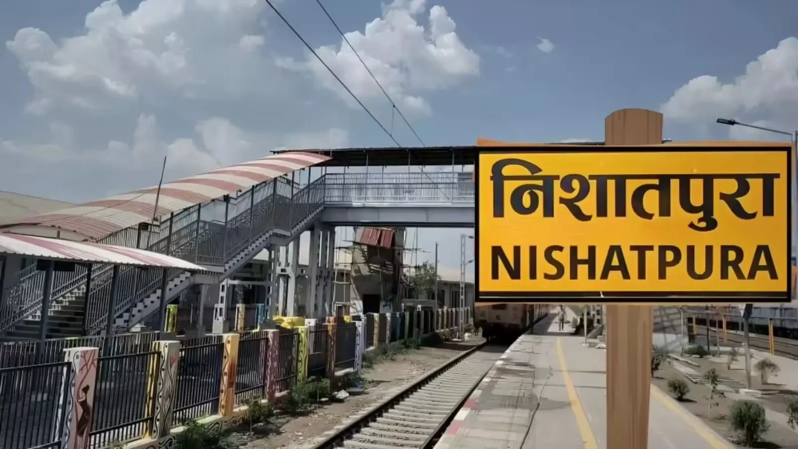 ୬ କୋଟି ବ୍ୟୟରେ ହୋଇଥିବା ଷ୍ଟେସନକୁ ଉଦଘାଟନ କରିଥିଲେ ପିଏମ ମୋଦୀ, ହେଲେ ଏଯାଁଏ ଅଟକୁନି ଗୋଟିଏ ବି' ଟ୍ରେନ, ଲୋକ କହୁଛନ୍ତି ରାତିରେ ଡର ଲାଗୁଛି…
