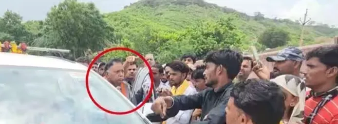 MP Shivpuri: ଭୋଟର ନୁହଁ କହି ତଡ଼ିଦେଲେ ବିଧାୟକ, ରାଗରେ ବିଜେପି ନେତାଙ୍କ କାର୍ ବୋନେଟ୍‌ରେ ପିଲାକୁ ଶୁଆଇଦେଲେ ବାପା