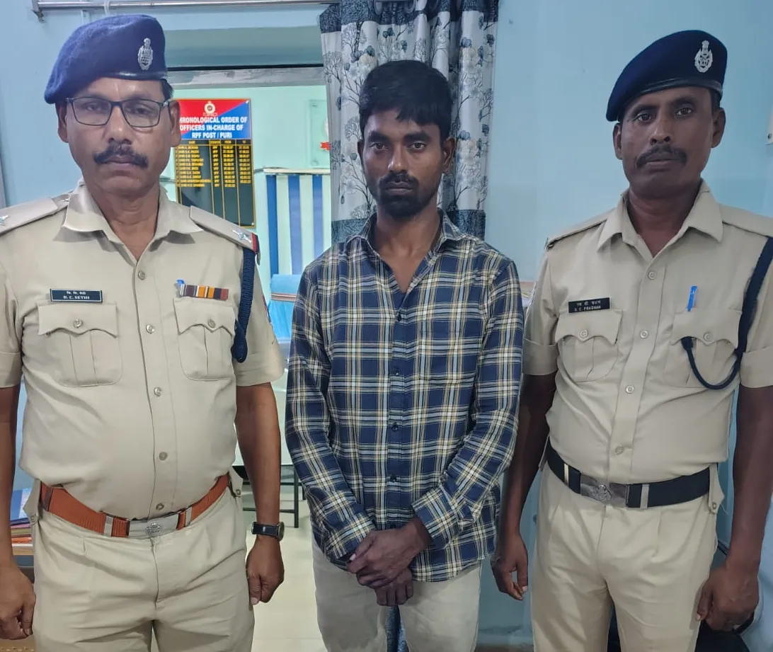 ପୁରୀ ରେଳଷ୍ଟେସନରେ ଛୁରୀ ଦେଖାଇ ଯାତ୍ରୀଙ୍କ ଠାରୁ ଲୁଟ୍, ଜଣେ ଗିରଫ