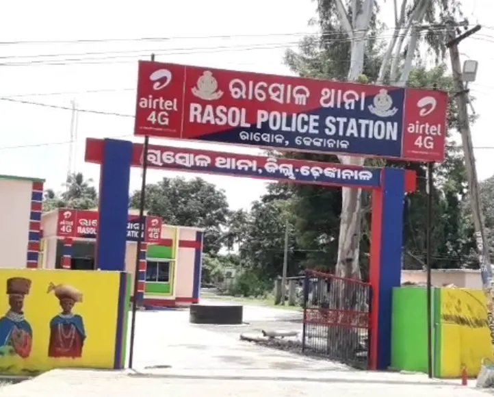ପୁରୀରୁ ସୁନାବେଶ ଦେଖି ଘରକୁ ଫେରୁଥିଲେ, ଗଛରେ କାର ପିଟି ହୋଇ ୨ ଗୁରୁତର