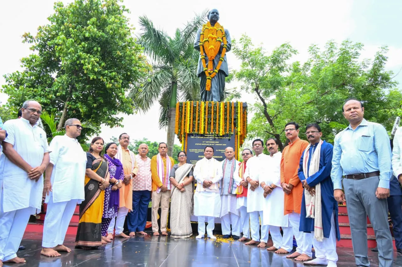 ଡଃ ଶ୍ୟାମପ୍ରସାଦ ମୁଖାର୍ଜୀଙ୍କ ଜୟନ୍ତୀ ଅବସରରେ ପ୍ରତିମୂର୍ତ୍ତିରେ ପୁଷ୍ପମାଲ୍ୟ ଅର୍ପଣ କଲେ ମୁଖ୍ୟମନ୍ତ୍ରୀ