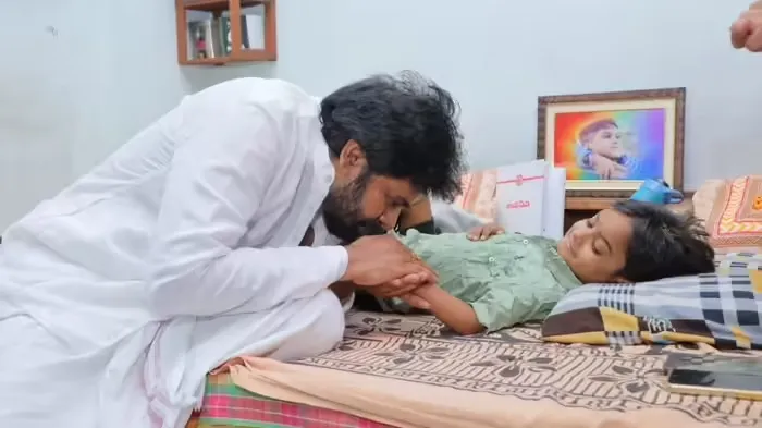 ସେଦିନ ଘରକୁ ଯାଇ ରୋଗଶଯ୍ୟାରେ କୁନି ପ୍ରଶଂସକଙ୍କୁ ଭେଟିଥିଲେ ପଓ୍ବନ କଲ୍ୟାଣ, ହେଲେ ଆଜି ଆଉ କିନ୍ତୁ ନାହାଁନ୍ତି, ଭାବୁକଭରା ପୋଷ୍ଟ ଲେଖିଲେ ଅଭିନେତା…